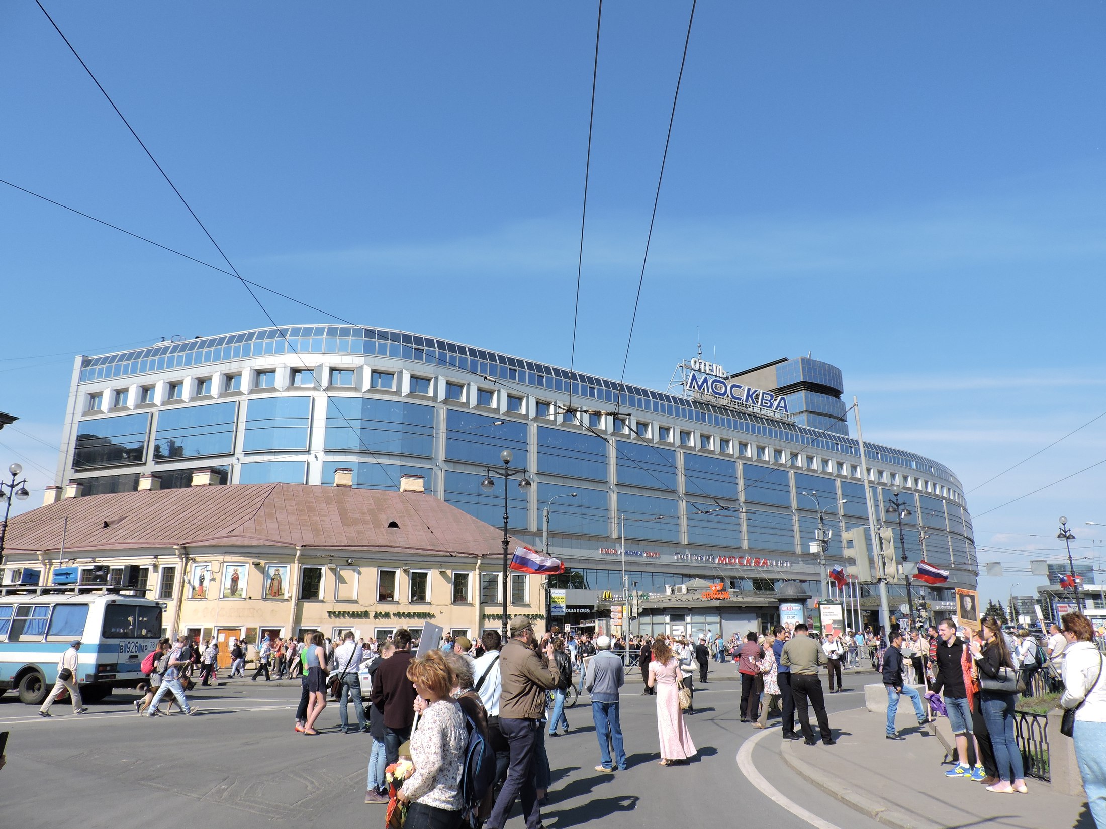 Гостиница «Москва» на площади Александра Невского