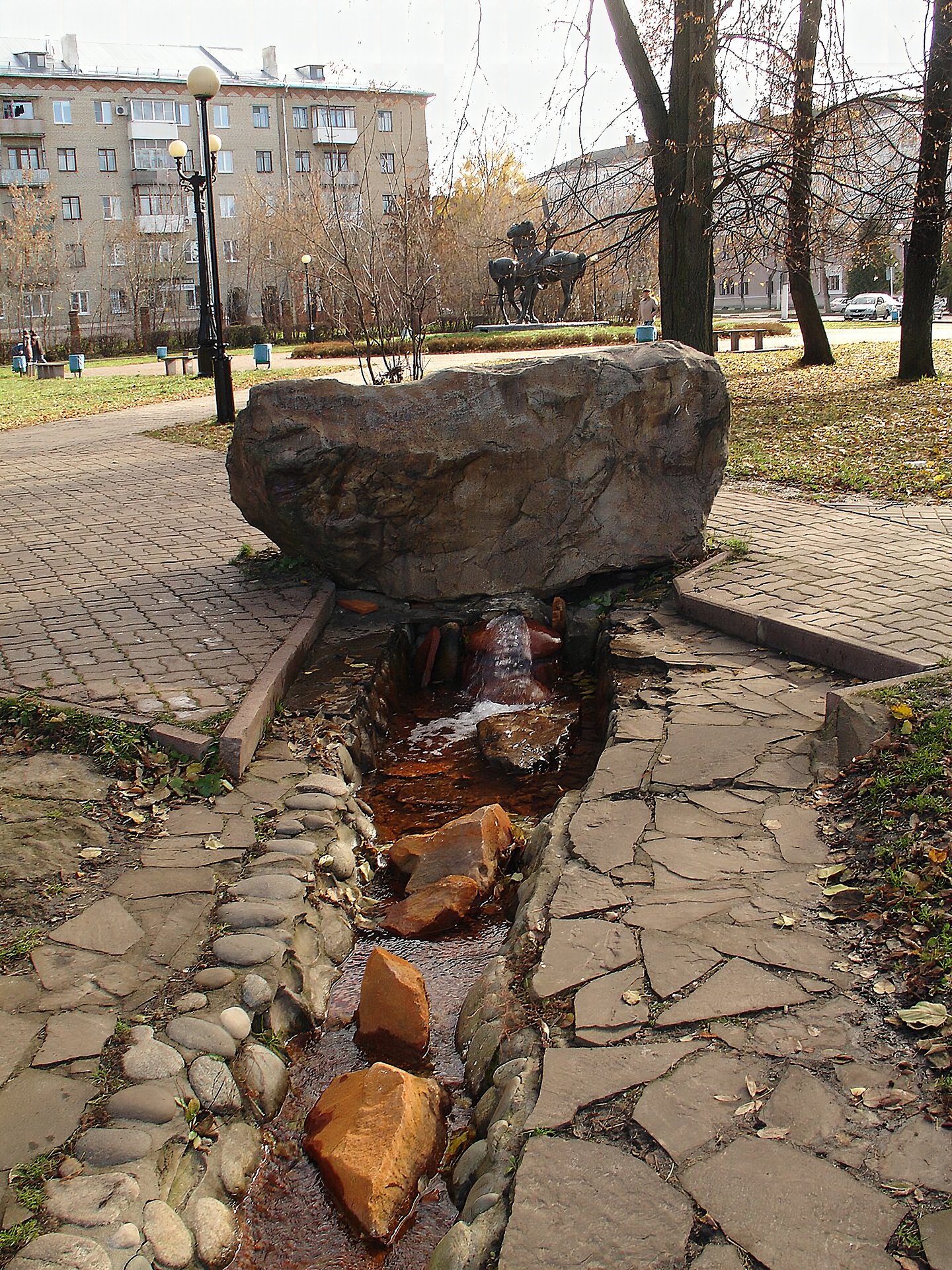 Великая река в городском дворе